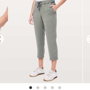 Lululemon OnTheFlyCrop 23” GreySage size8